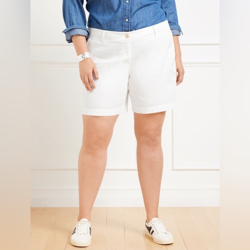 Talbots white cotton spandex Relaxed Chino Shorts 7”, size 16.